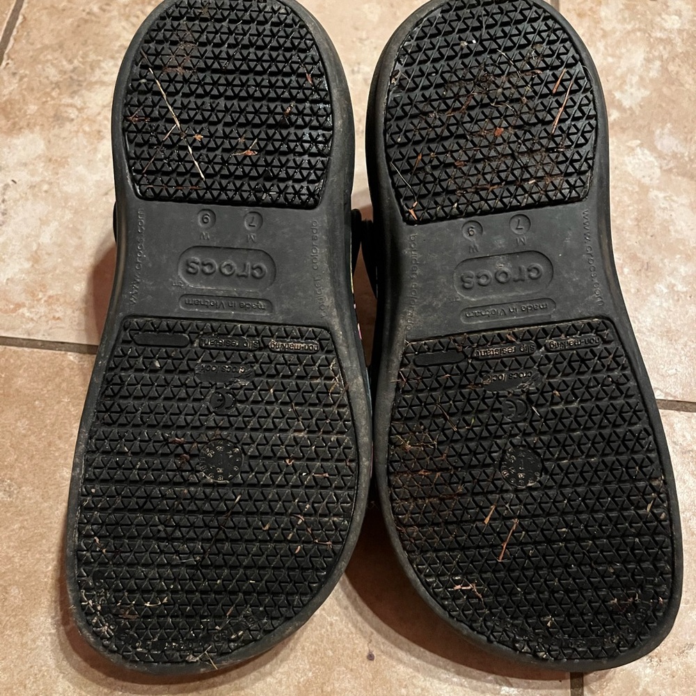 🍩🍩🍩Crocs Donut Bistro Non Slip Clog Slip on,Black, Womens 9 Mens Size 7 - Picture 6 of 6
